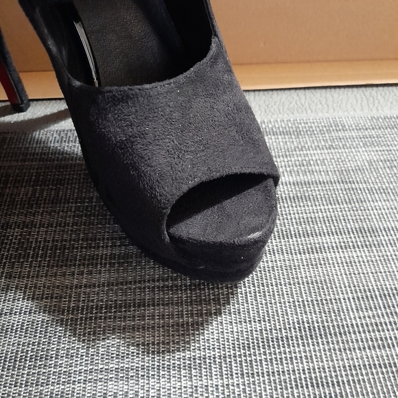 Black and Gold Platted Strap Heels by Crape Myrtle Size 38 - Picture 10 of 10